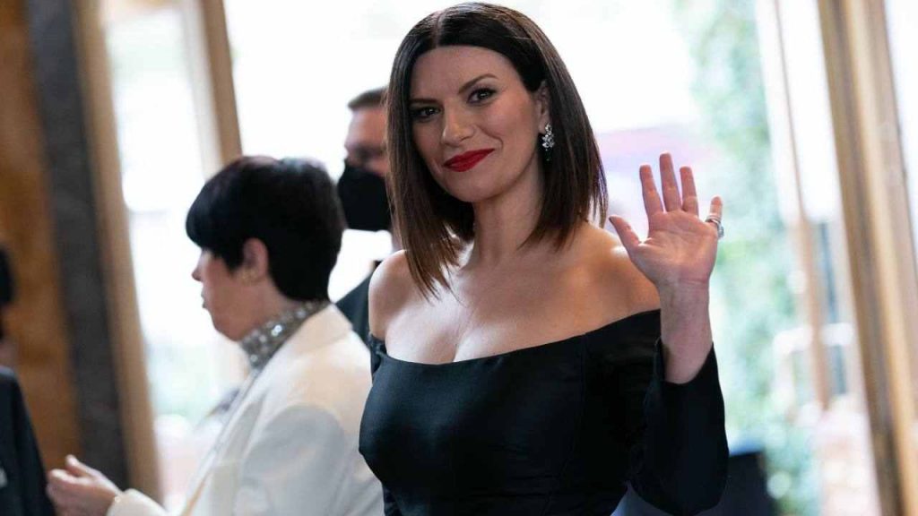 Laura Pausini, una passione che dura da anni: dalla musica ai motori | ecco che auto guida