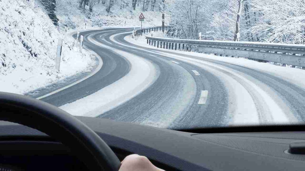 Se di inverno non rispetti questa norma sei fregato, la multa è salata I I limiti di velocità non sono gli stessi, ecco cosa cambia