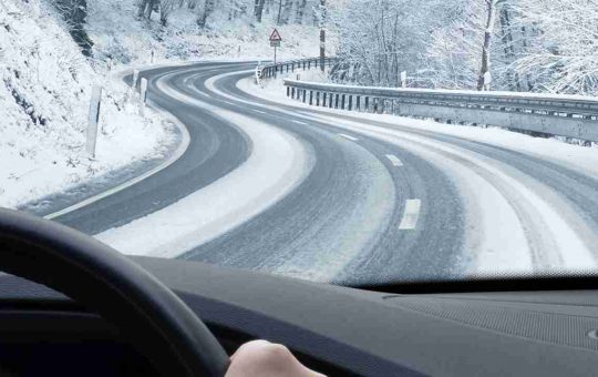 Limiti di velocità con pioggia e neve, ecco cosa cambia