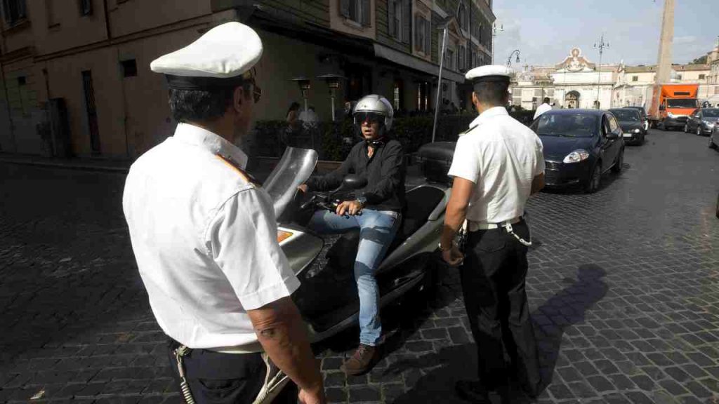 Moto, guidare in questa posizione è vietato ma quasi nessuno lo sa I Lo fanno tutti da sempre