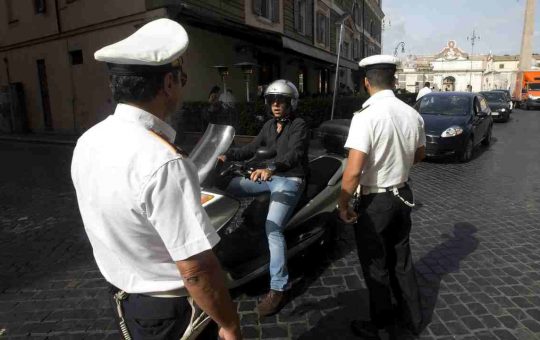 Controlli scooter e moto. Non puoi guidare così