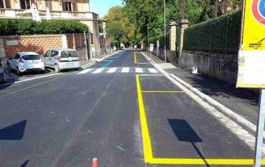 Strisce gialle e divieto di parcheggio. Ci deve sempre essere sia la segnaletica orizzontale che verticale. Altrimenti la multa potrebbe essere non valida.