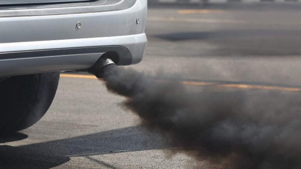 Marmitta dell’auto, se esce del fumo nero inizia a preoccuparti: ecco le cause ed i rimedi