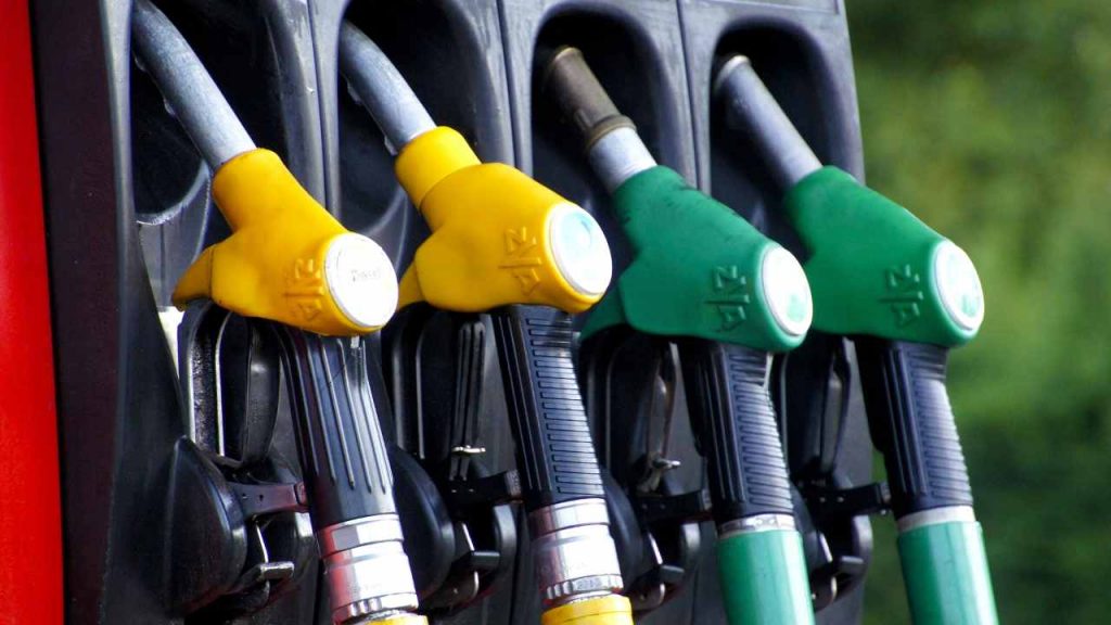 Prezzi benzina in Europa, indovina dove è più cara I La classifica fa piangere gli automobilisti italiani