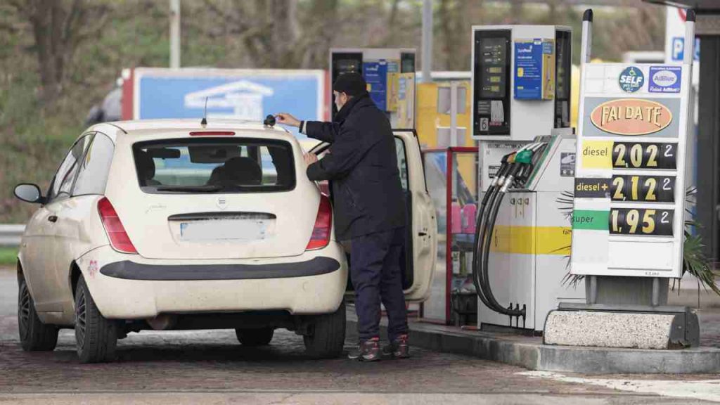 Diesel, sapete perché adesso costa più della benzina? La risposta che non ti aspetti | Ecco la verità