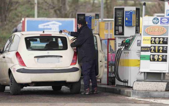 Caro carburante. Il diesel supera il prezzo della benzina (ANSA)