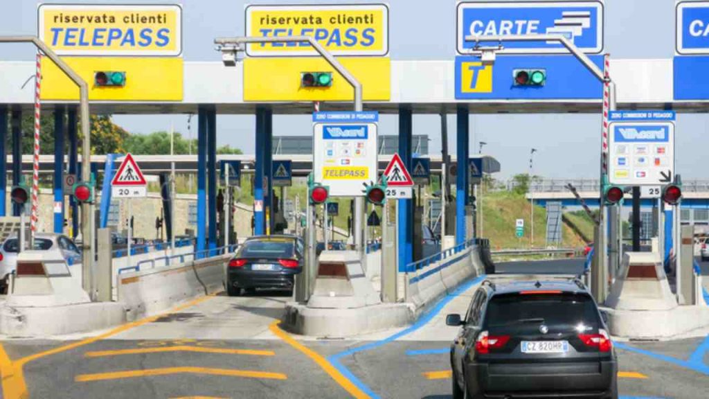 Telepass, se la sbarra si blocca non fare mai questa cosa I Ti arriva una multa da 1.682€, in tanti sbagliano