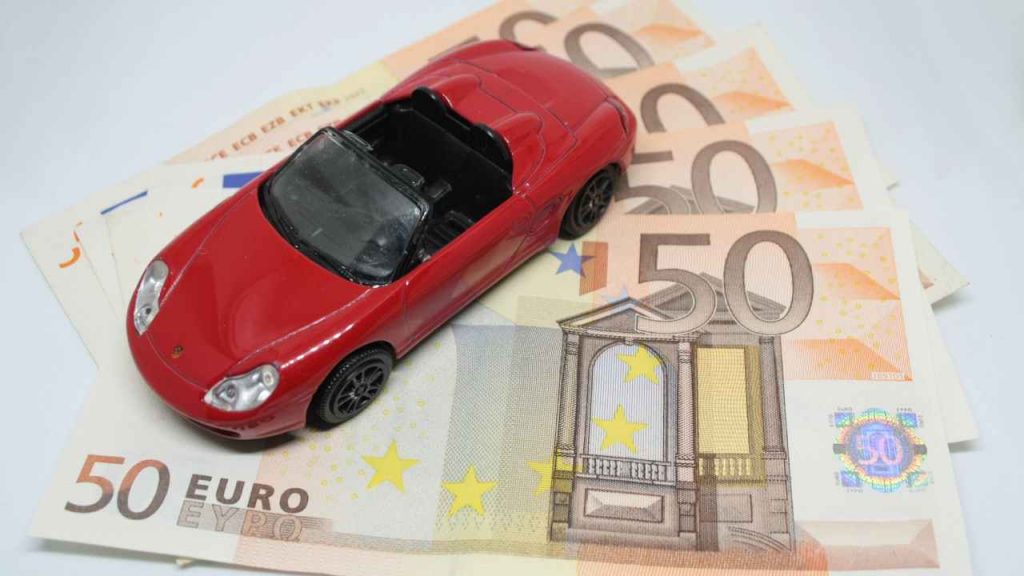 Italiani esasperati, sempre di più scelgono di non essere in regola con la loro auto I Preferiscono rischiare una multa da 3000€