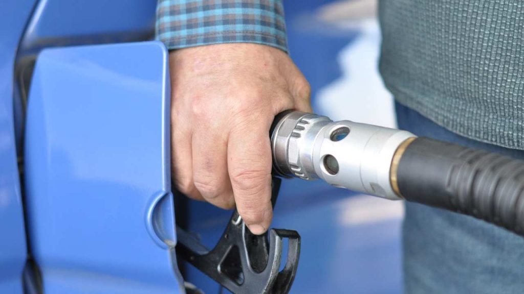 Pieno di benzina, conosci il trucco della molla? Carburante gratis, ma se ti pizzicano sei finito | Multa terrificante