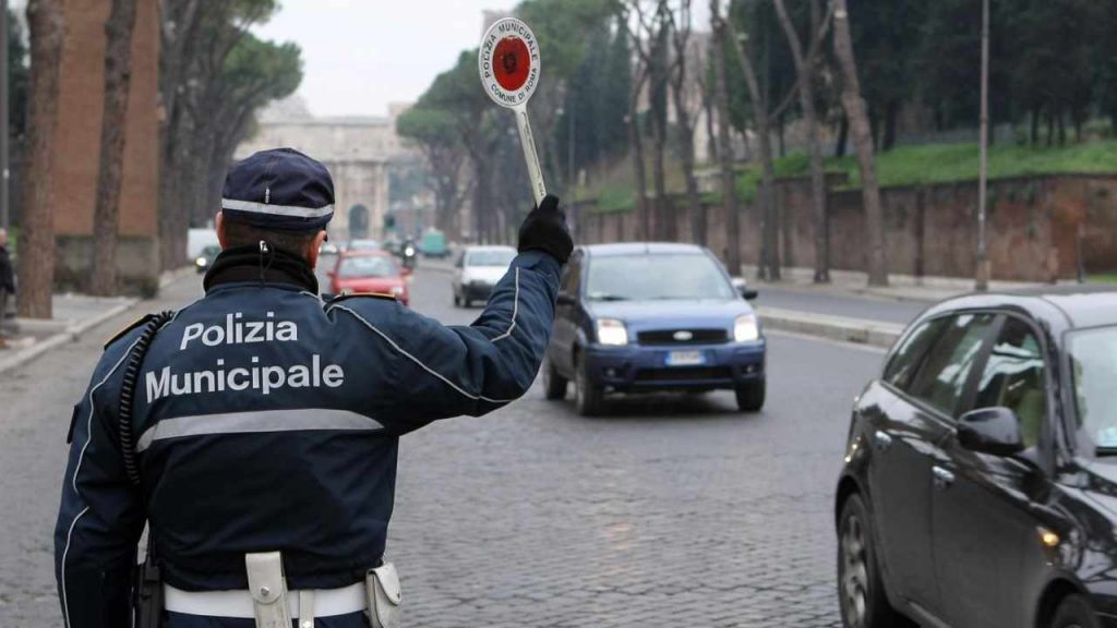 Codice della strada, non metterti al volante se ti manca questa cosa: la sanzione i ti costa più della tua stessa auto