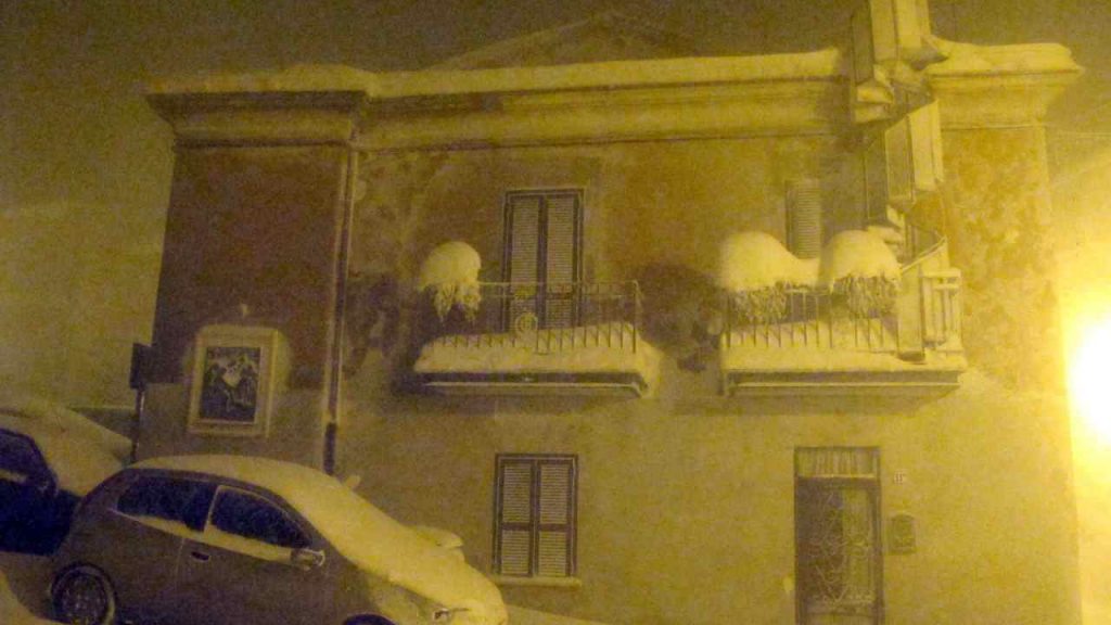 Rimuovi la neve dal parabrezza in pochi secondi I Il trucco “miracoloso” è una garanzia