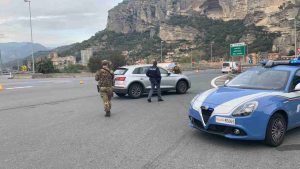 Controlli polizia: se ti trovano con questo componente modificato rischi 1600 euro di multa. (ANSA)