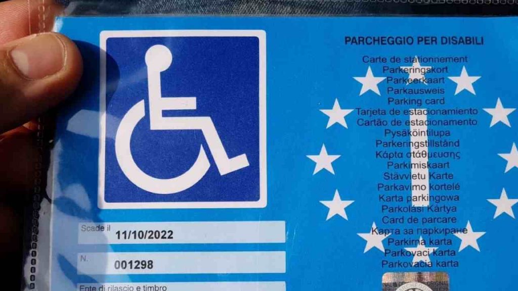 Disabili in auto, fai così per ottenere il contrassegno: ecco dove fare la domanda di rilascio