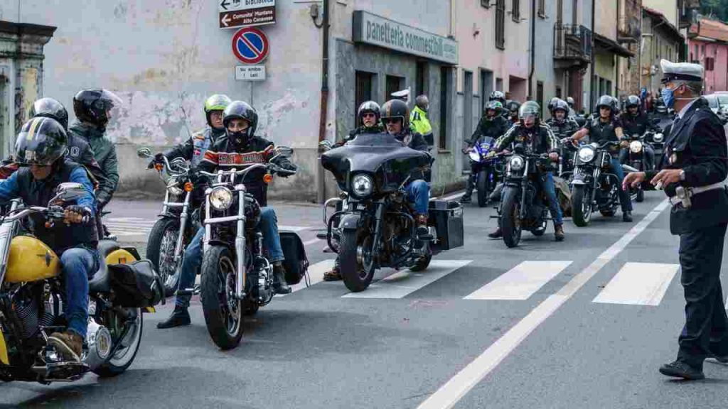 Codice della strada, i motociclisti sono avvisati: 323 euro di multa e fermo amministrativo per chi non si adegua