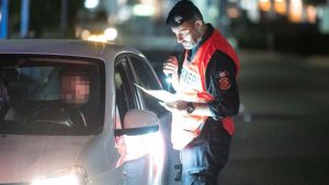 Guida notturna: Sanzione di 300€ per questa piccola imperfezione nell'auto. (ANSA)