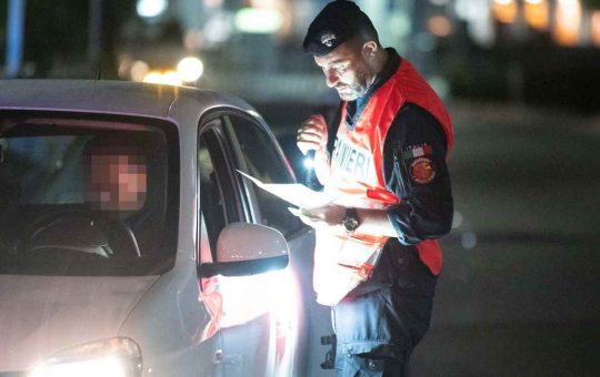 Guida notturna: Sanzione di 300€ per questa piccola imperfezione nell'auto. (ANSA)