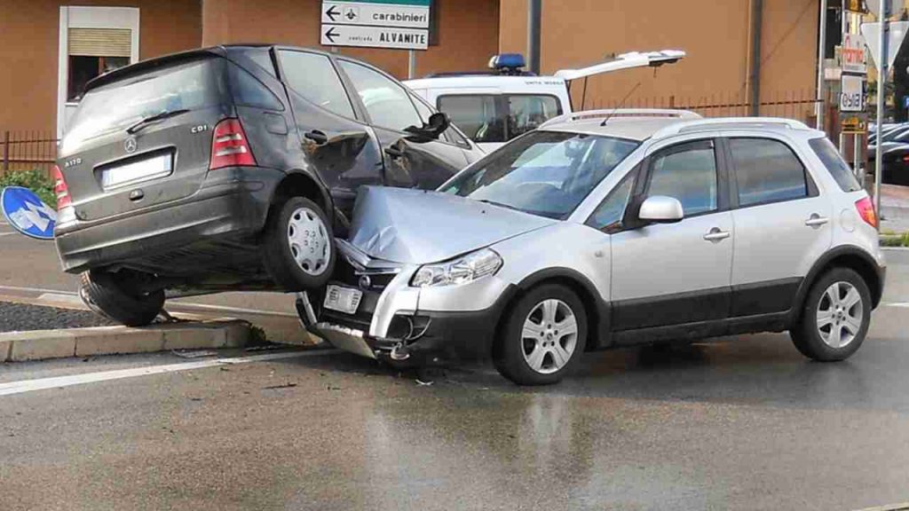 Incidente d’auto, non fare mai questa cosa: se hai ragione dovrai pagare lo stesso