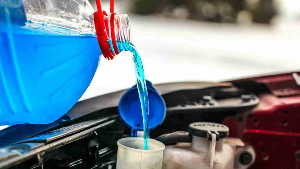 Manutenzione auto, fai attenzione al livello del liquido: se superi la soglia rischi di buttare la macchina