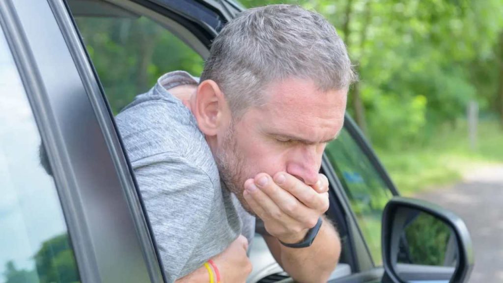 Mal d’auto, ecco l’ingrediente che ti salva la vita: mettilo in una bottiglietta d’acqua e il problema è risolto