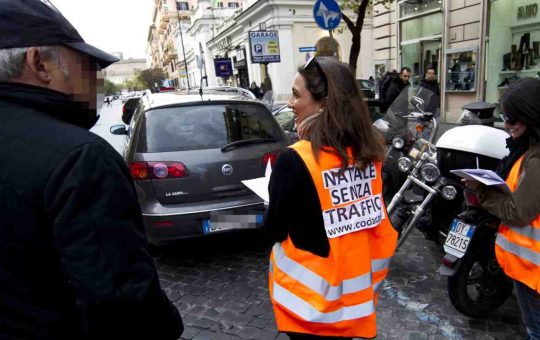 Maleducazione e inciviltà alla guida: rischi la denuncia penale. (ANSA)