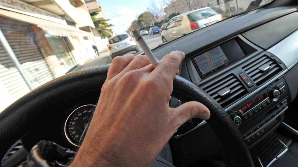 Vetri dell’auto, se vuoi evitare stangate non farti beccare così: stanno controllando tutti