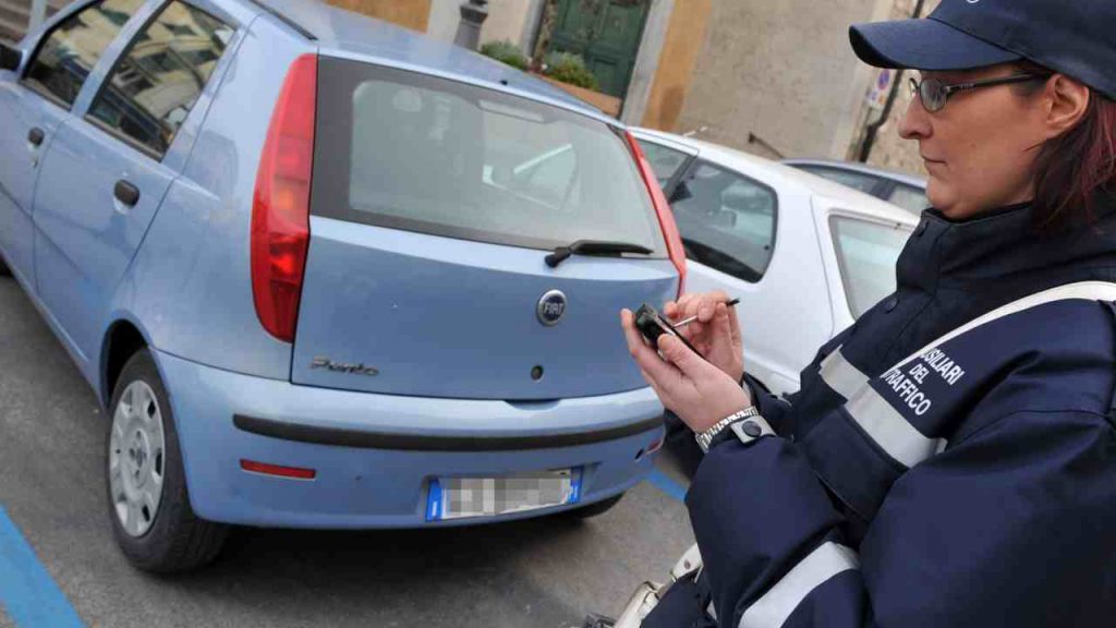 Hai parcheggiato così per anni senza infrangere la legge: da adesso smetti di farlo