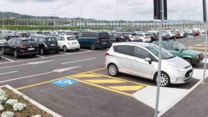 Parcheggi auto, attenzione a riferimenti, linee e cartelli