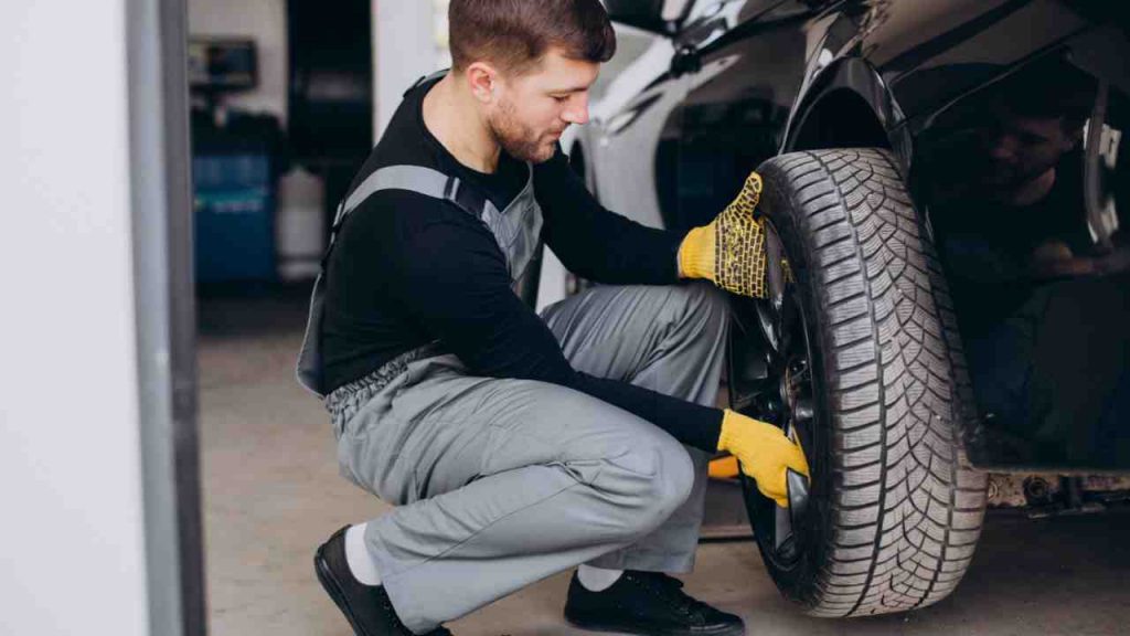 Gomme dell’auto consumate, ecco come capire se sono da cambiare: da oggi ti basterà un click