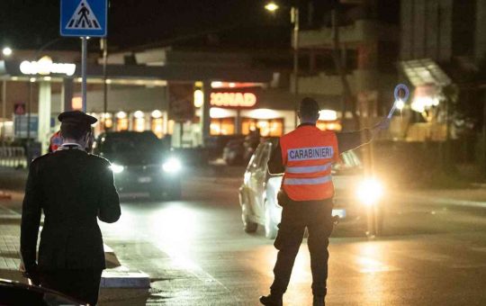 Posto di blocco. Gli agenti stanno controllando questo particolare. Rischi una bella multa (ANSA)