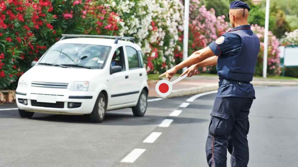 Posti di blocco ovunque, erogate un mare di multe: controlla la tua auto prima di metterti al volante