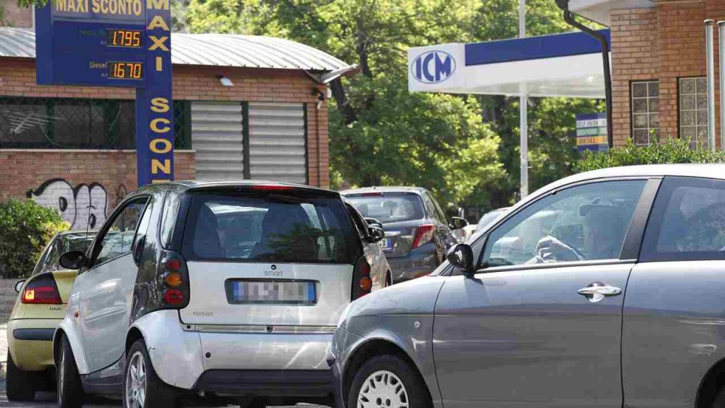 Benzina, se trovi questi distributori trovi un tesoro: risparmi fiumi di soldi