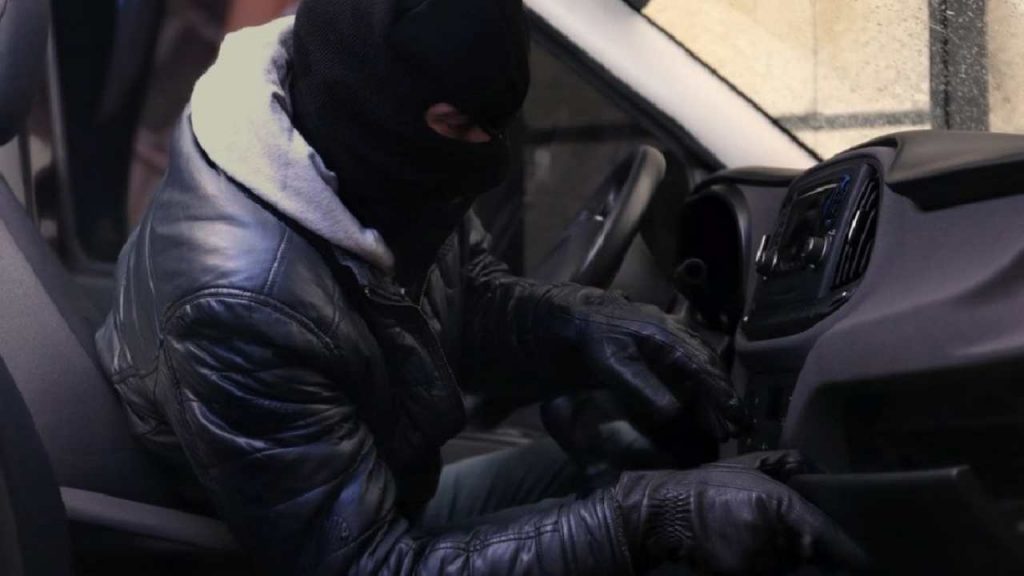 Ladri d’auto, ecco il nuovo “trucco della moneta”: Appena ti allontani ti rubano tutto | Controlla questa cosa