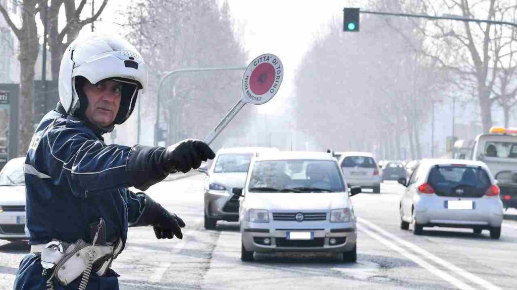 Targhe auto, stanno controllando a tutti questo particolare I Se anche la tua è così la multa è una sassata