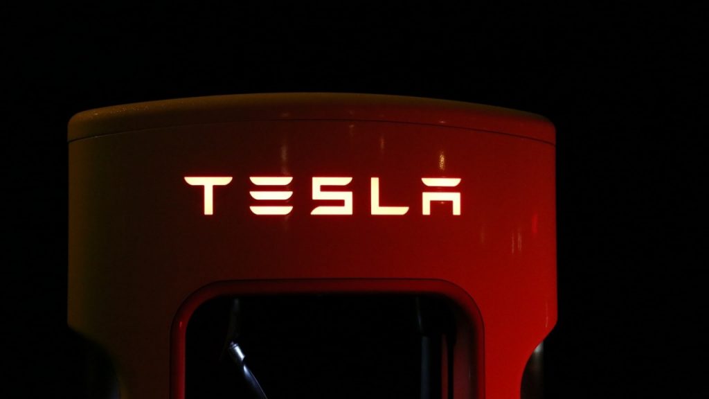 Tesla, la decisione di Elon Musk è ufficiale: prezzi delle auto ridotti anche in Europa