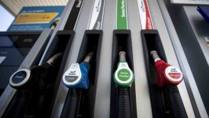 Caro carburante. Come risparmiare benzina e tagliare i consumi dell'auto con un dettaglio. (ANSA)