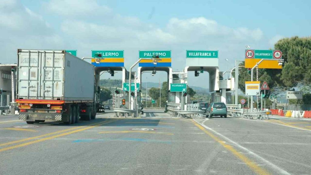 Guida in autostrada, con questo oggetto in auto non devi avere paura di nulla: metticelo subito