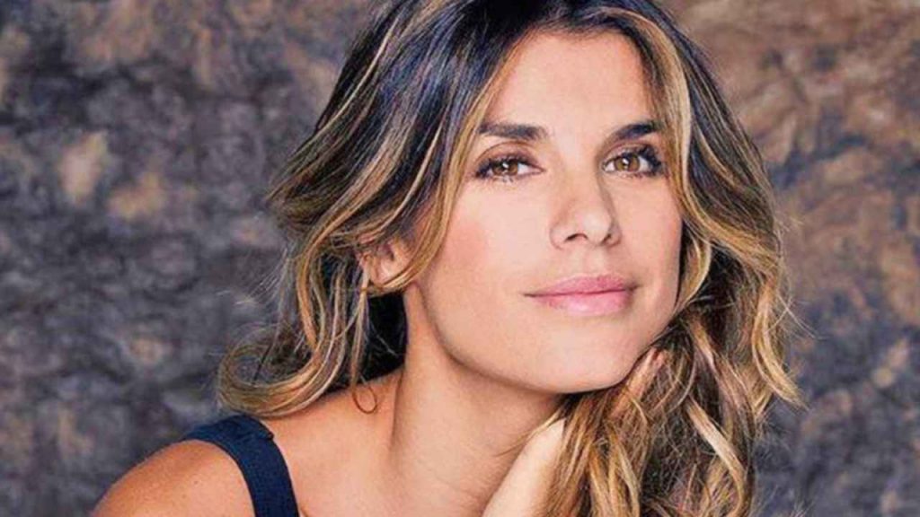 Elisabetta Canalis, bellezza devastante e niente sotto la canotta: sulla moto si vede tutto il suo ben di dio