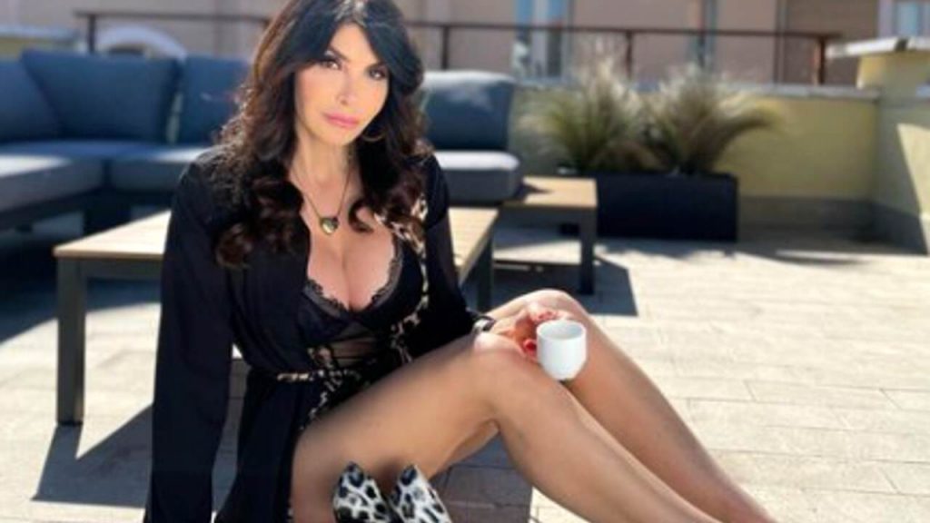 Carmen Di Pietro, sguardo ‘fatale’ in sella alla moto: lo stacco di coscia manda in delirio i fan