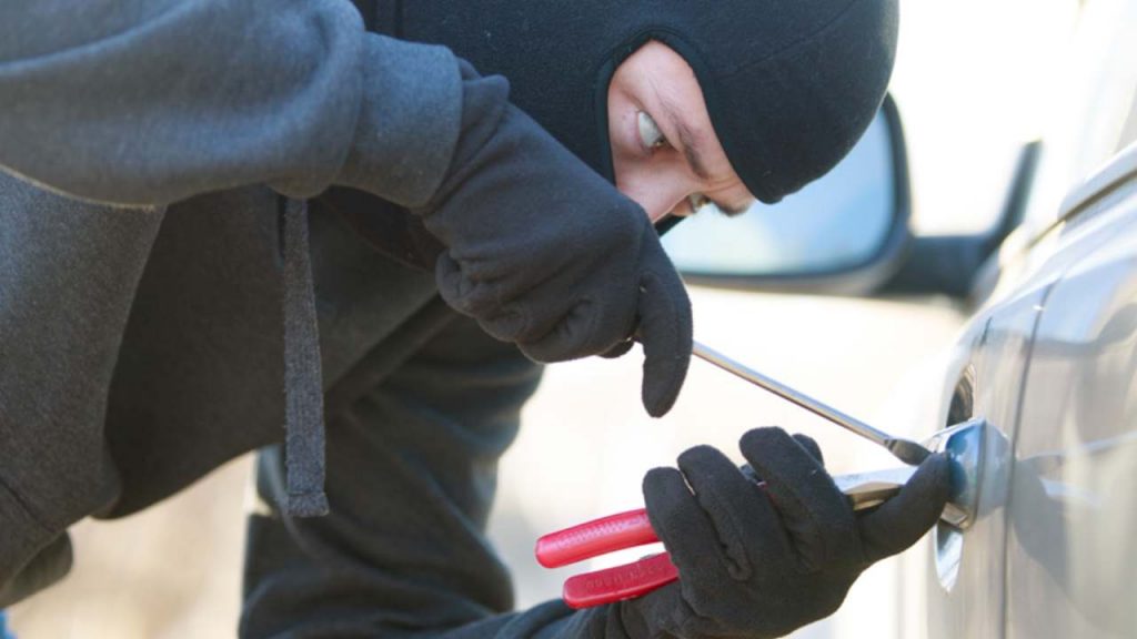 Con questo ‘trucchetto’ ti rubano l’auto in pochi secondi: è facilissimo, potrebbe riuscirci chiunque