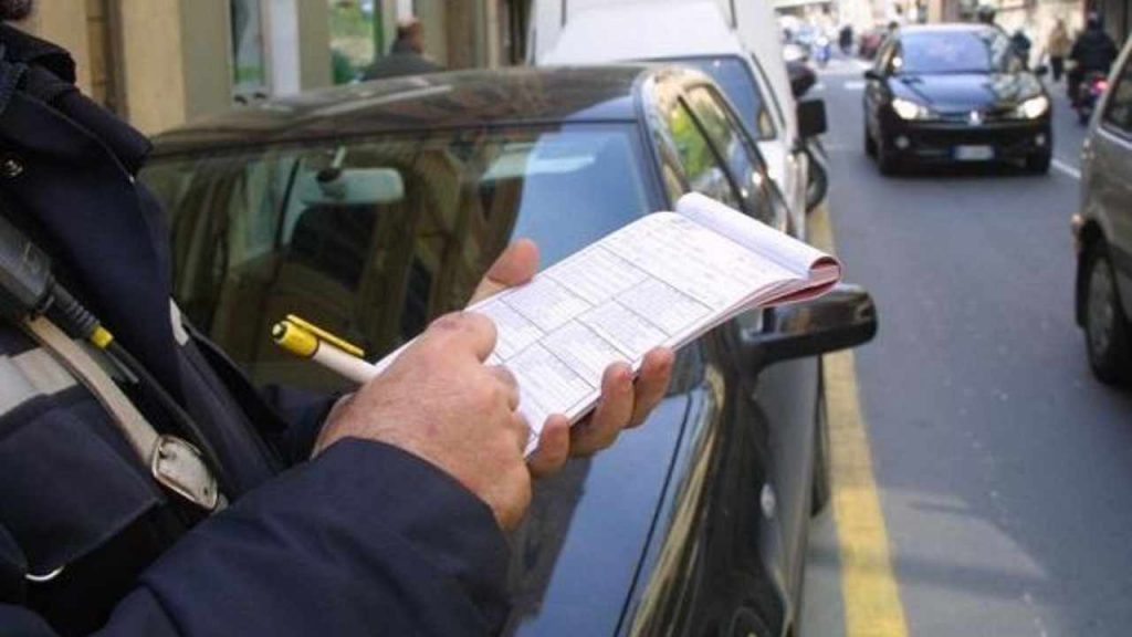 Non puoi più guidare in questo modo, stai molto attento la multa è tutta nuova: è una sassata gigantesca