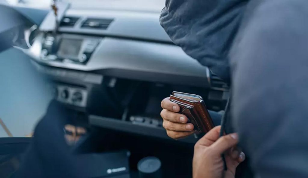 Nuova tecnica di furto auto, gli basta 1 minuto mentre sei al bar: se la portano via senza nemmeno le chiavi