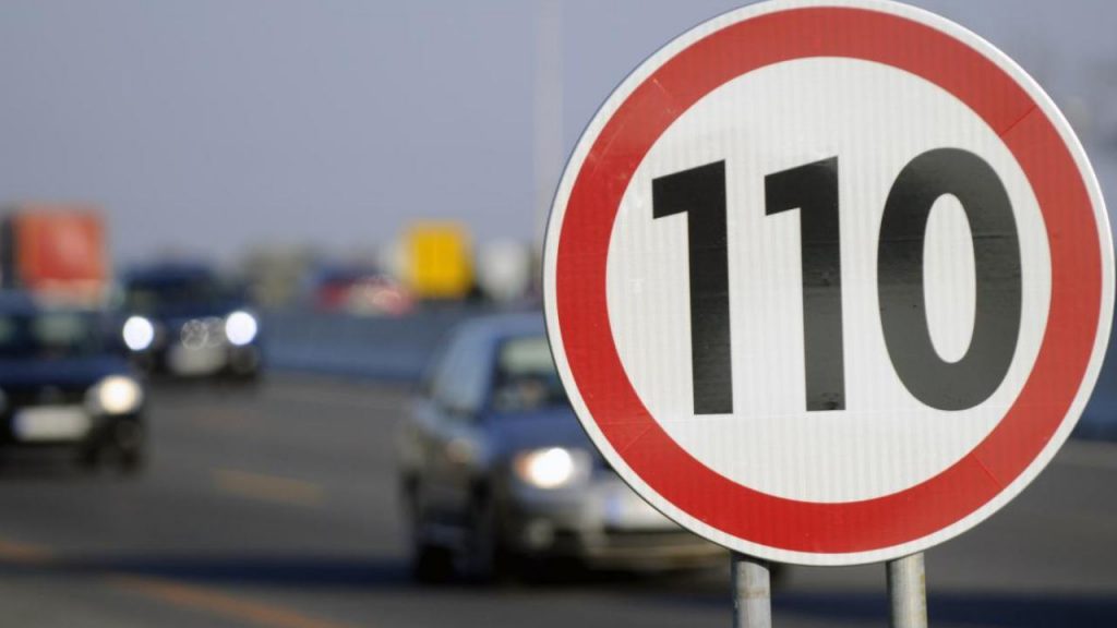 Autostrada, il limite scende a 110 km/h: è ufficiale | Enorme stangata per gli Italiani