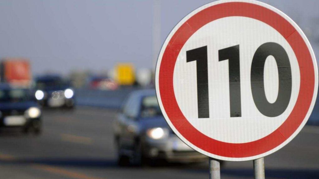 Autostrade, il limite scende a 110km/h: ormai è tutto deciso | Automobilisti avviliti