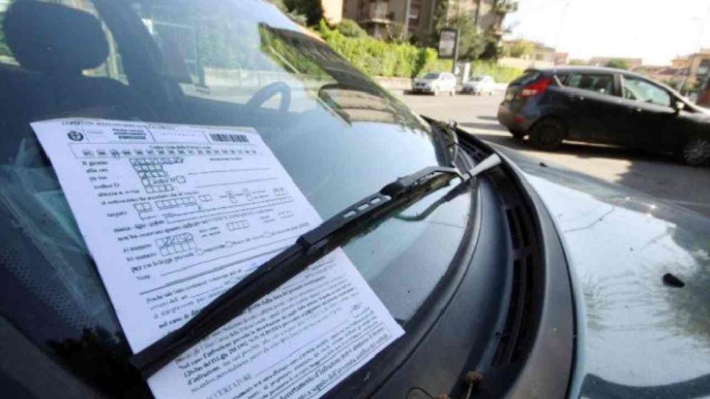 600€ di multa, non puoi lasciare la tua auto nemmeno 1 minuto così: lo facevano tutti | Da oggi ti beccano subito