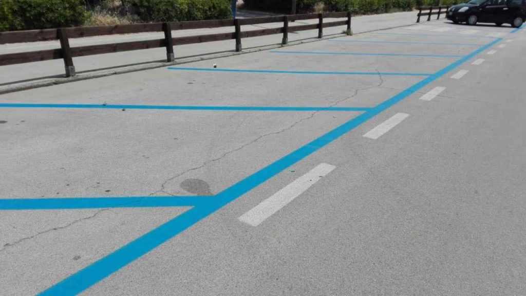 Pioggia di multe, 350€ per tutti: prima di parcheggiare controlla questo