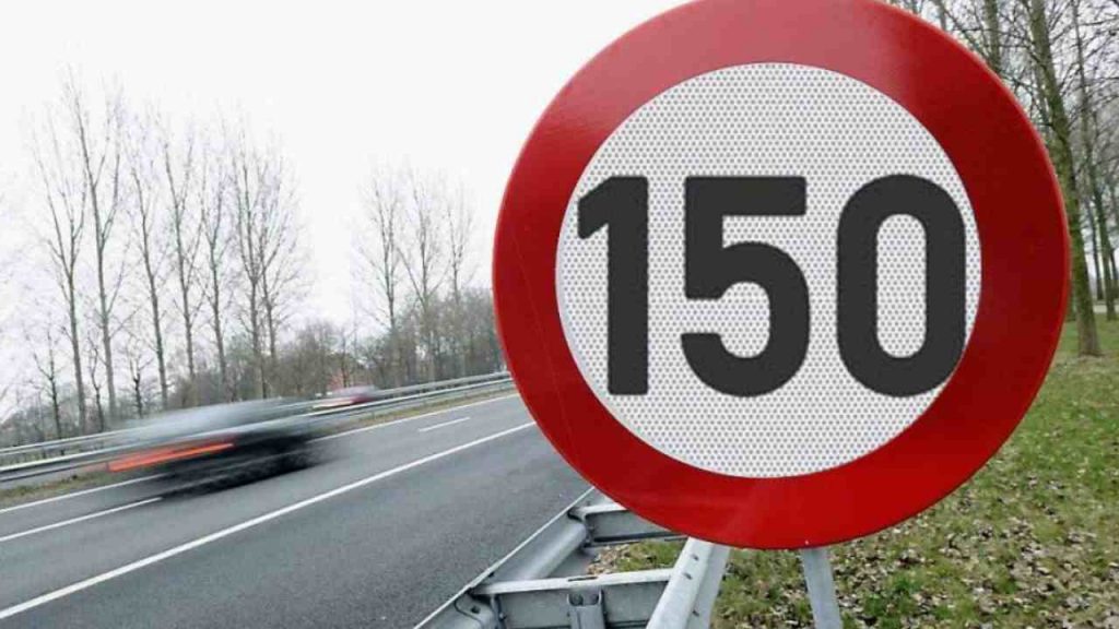 Limiti autostradali, si arriva a 150km/h: ecco la legge