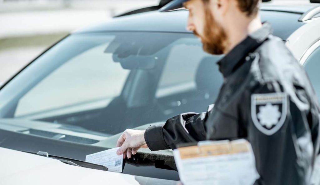 Multa sul parabrezza anche a macchina parcheggiata perfettamente: la nuova legge sta facendo una strage