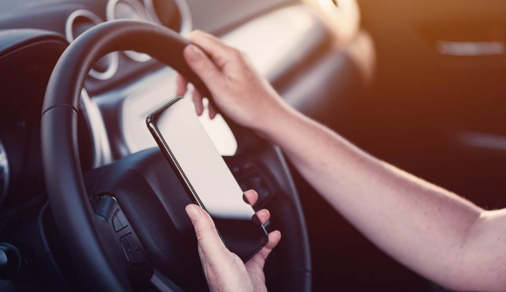 Cellulare in auto, la legge rivoluzionaria: finalmente è consentito l’utilizzo