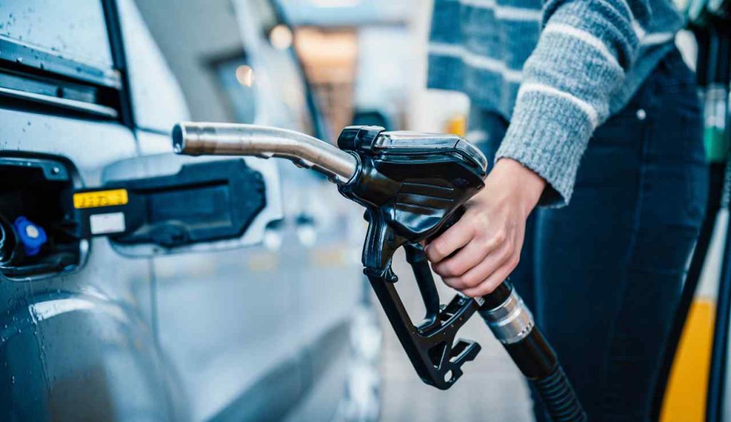 Benzina, con il trucco dell’orario risparmi un sacco di soldi: ecco come fare