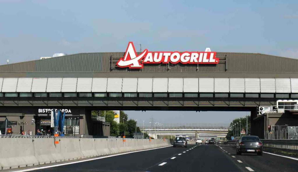 Autogrill, non lasciare mai l’auto in questo modo: in 5 minuti la ritrovi svuotata completamente